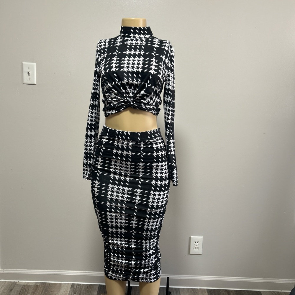 Chic Black and White Houndstooth Midi Skirt